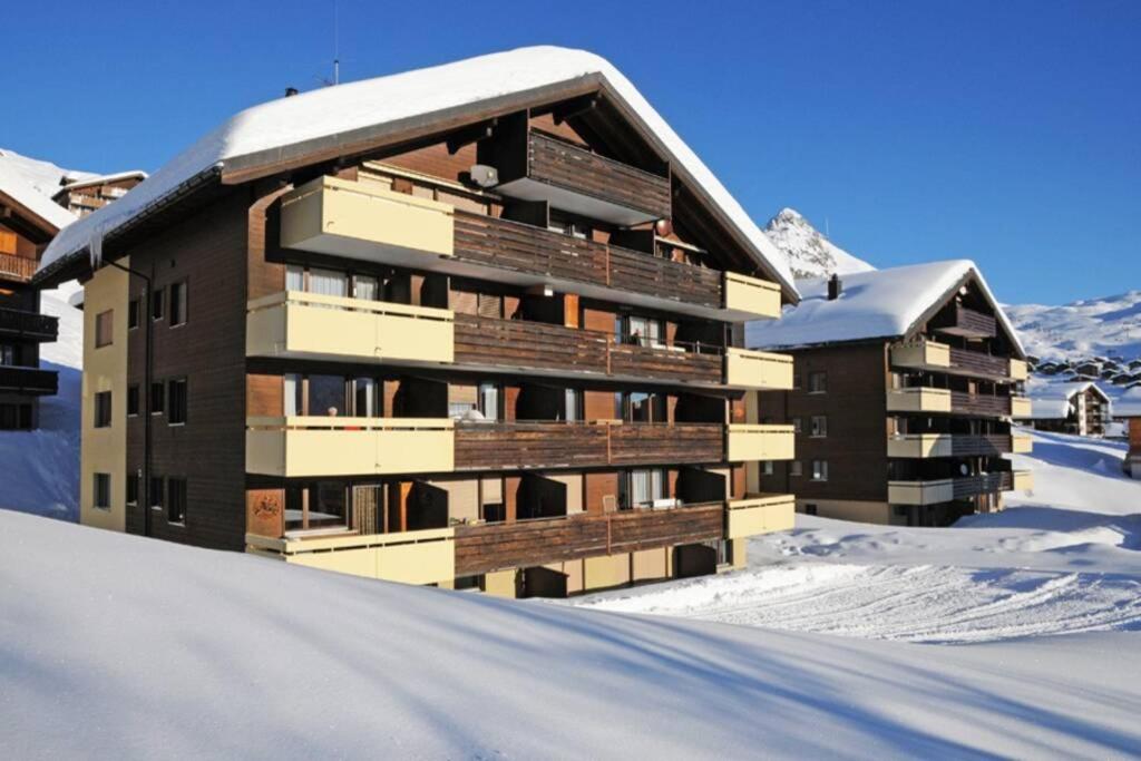 Studio Apartment Alpine Lodge (36m2) - Bettmeralp - Ski in/out - South facing, overlooking the Alps, Switzerland