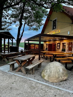 Restaurace & Penzion U Tří Jasanů, Znojmo, Czechia