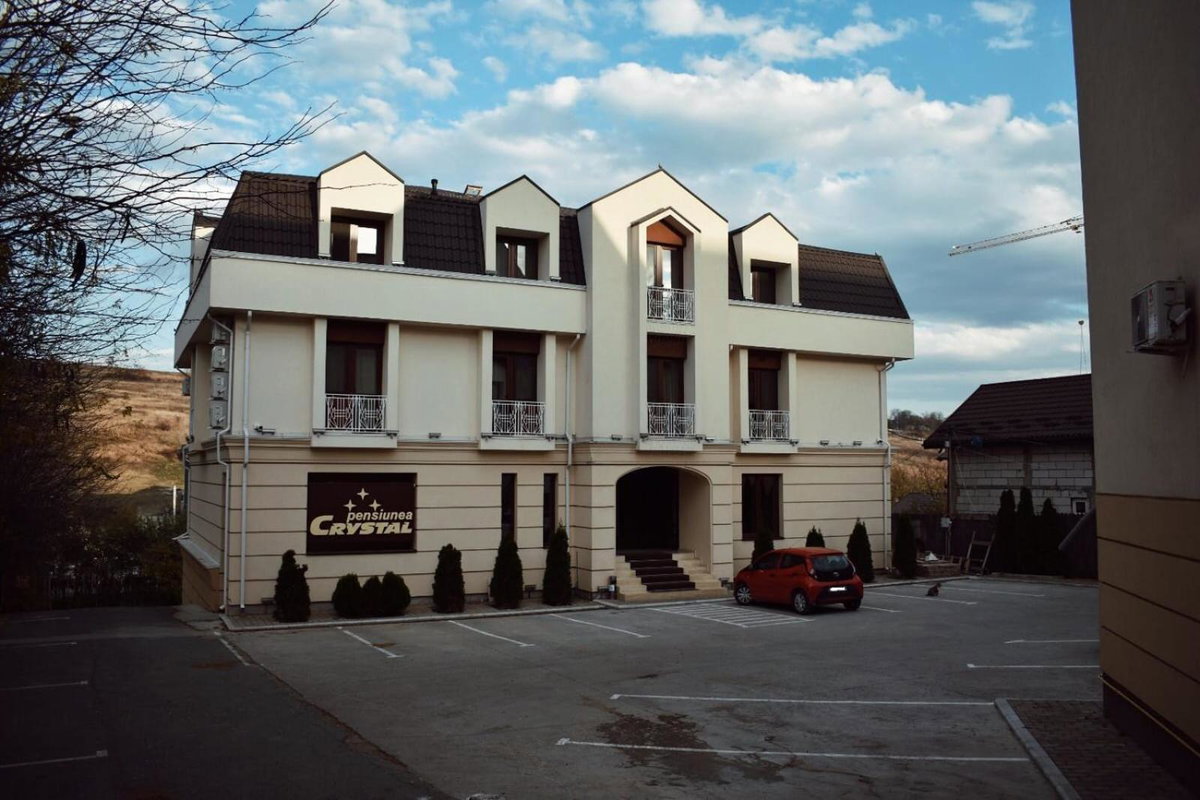 Отель · Pensiunea Crystal, Iaşi