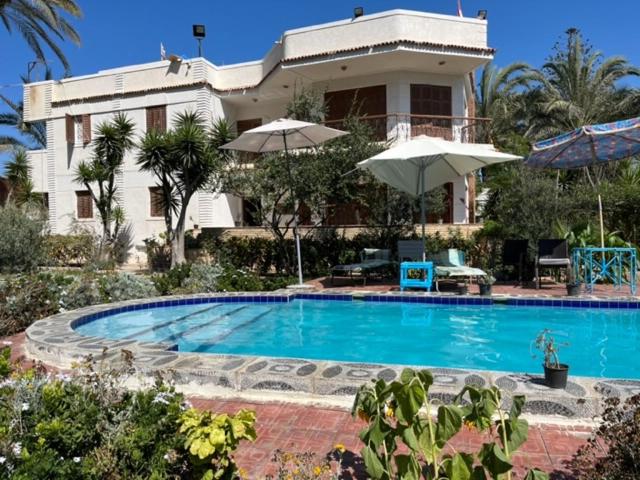 White Family Villa - Private Pool - AC - Very Big Garden - 5 bedrooms - 5- Min Walk to Beach, Alexandria, Egipto