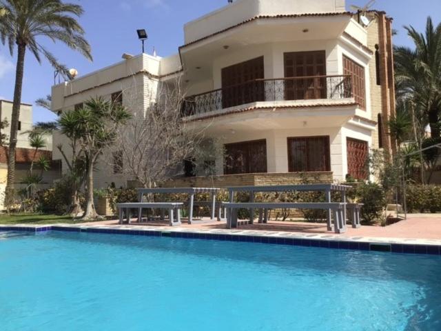 White Family Villa - Private Pool - AC - Very Big Garden - 5 bedrooms - 5- Min Walk to Beach, Alexandria, Egipto