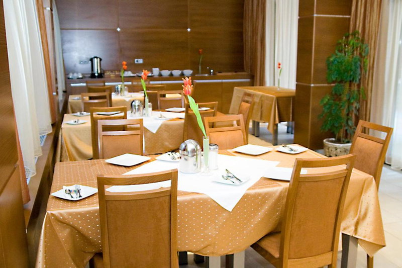 Hotel Villa Pax, Balatonalmádi, Ungarn