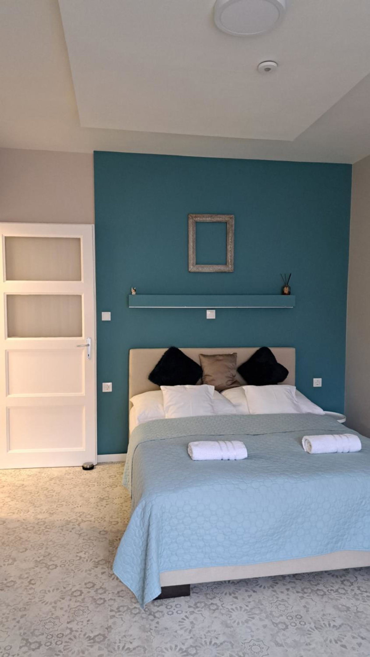 Eper Apartman, Венгрия