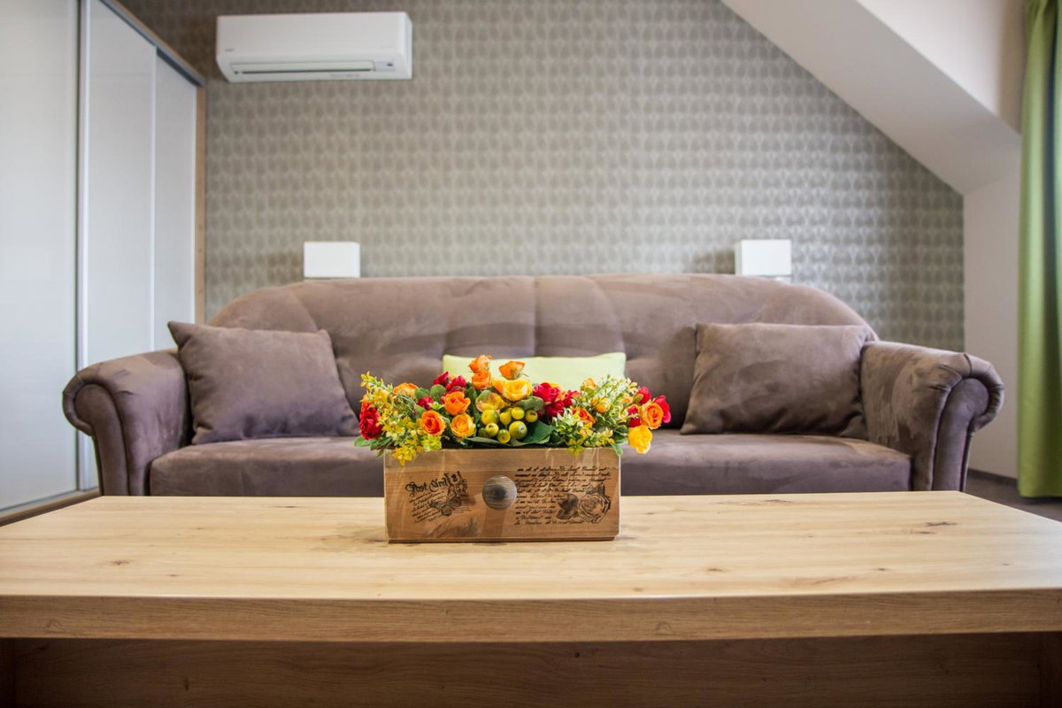 Veres Motel, Hungary