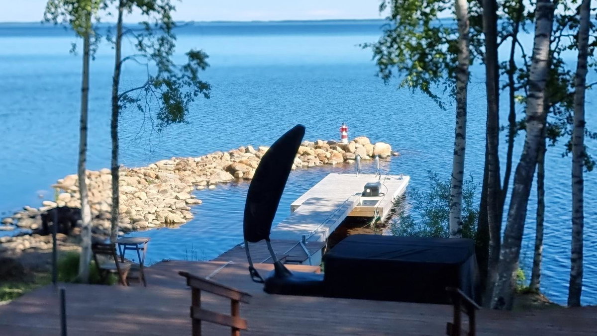 Mukava pieni 2-4h mökki min 2 vrk Saimaan rannalla, poreallas, puusauna, Wi-Fi, Smart TV, parivuode ja vuodesohva, Finlandia