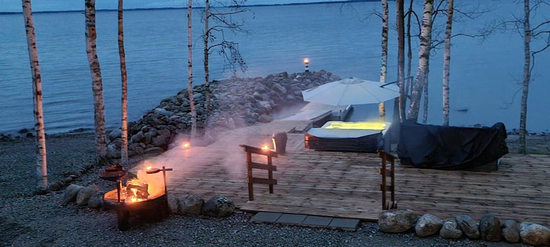 Mukava pieni 2-4h mökki min 2 vrk Saimaan rannalla, poreallas, puusauna, Wi-Fi, Smart TV, parivuode ja vuodesohva, Savonlinna, Finland