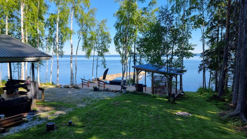 Mukava pieni 2-4h mökki min 2 vrk Saimaan rannalla, poreallas, puusauna, Wi-Fi, Smart TV, parivuode ja vuodesohva, Savonlinna, Finland