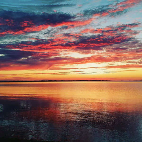 Mukava pieni 2-4h mökki min 2 vrk Saimaan rannalla, poreallas, puusauna, Wi-Fi, Smart TV, parivuode ja vuodesohva, Savonlinna, Finland