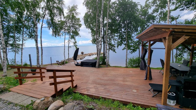 Mukava pieni 2-4h mökki min 2 vrk Saimaan rannalla, poreallas, puusauna, Wi-Fi, Smart TV, parivuode ja vuodesohva, Savonlinna, Finland