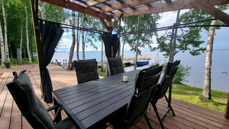 Mukava pieni 2-4h mökki min 2 vrk Saimaan rannalla, poreallas, puusauna, Wi-Fi, Smart TV, parivuode ja vuodesohva, Savonlinna, Finland