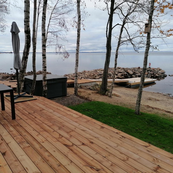 Mukava pieni 2-4h mökki min 2 vrk Saimaan rannalla, poreallas, puusauna, Wi-Fi, Smart TV, parivuode ja vuodesohva, Savonlinna, Finland
