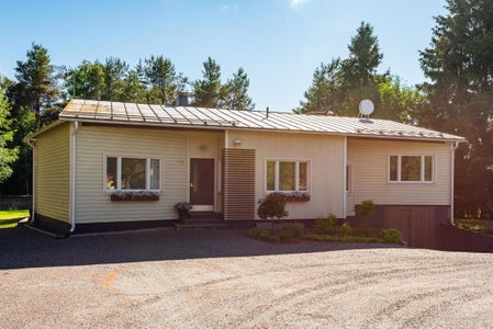 Villa Metsämarkku - jacuzzi & sauna, Pori, Finland