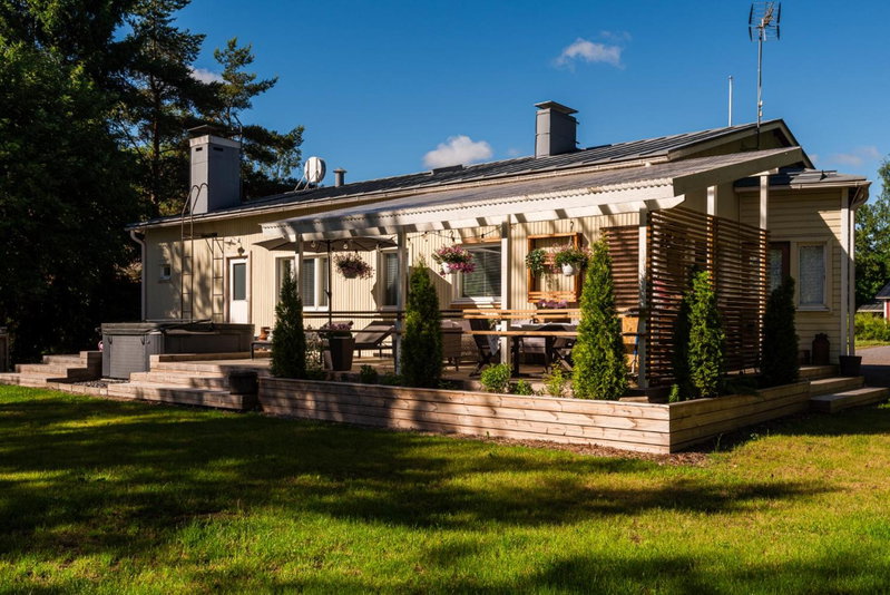 Villa Metsämarkku - jacuzzi & sauna, Pori, Finland