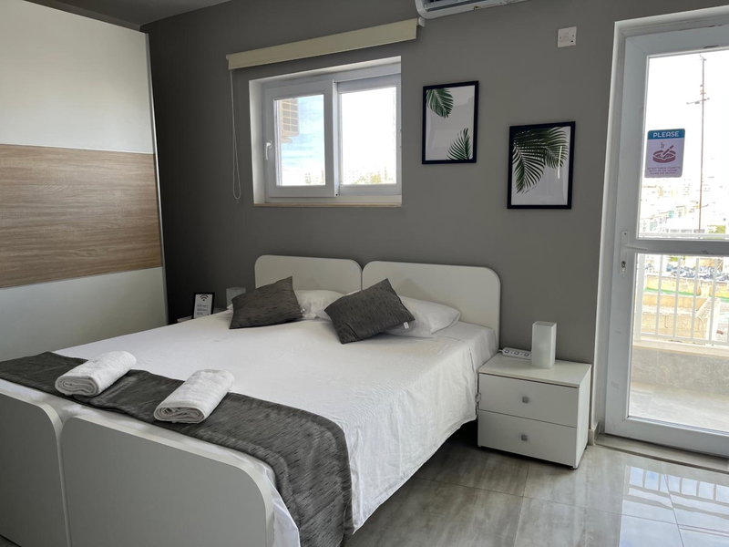 F4 Room 1, Private Double room with private bathroom and balcony, Msida, Malta