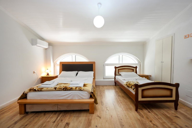 Hotel Familja, Ura Vajgurore, Albania
