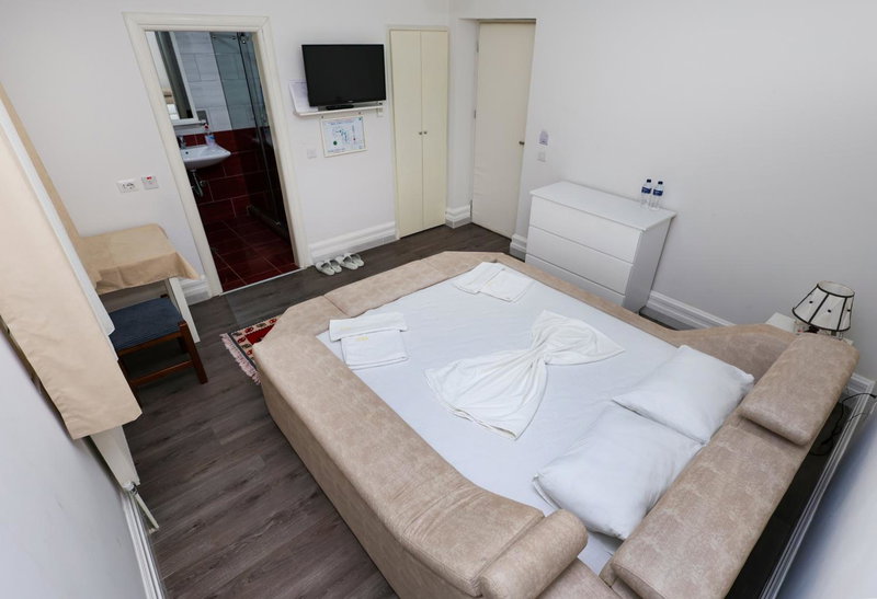Hotel Familja, Ura Vajgurore, Albania