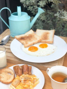 Kinnon Deluxe Hostel Coworking Cafe, Bangkok, Thailand