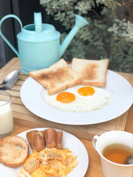 Kinnon Deluxe Hostel Coworking Cafe, Bangkok, Thailand