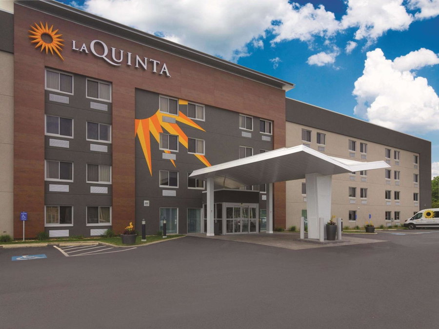 La Quinta Inn & Suites by Wyndham Cleveland - Airport North, Cleveland, United States
