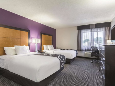 La Quinta Inn & Suites by Wyndham Cleveland - Airport North, Cleveland, United States