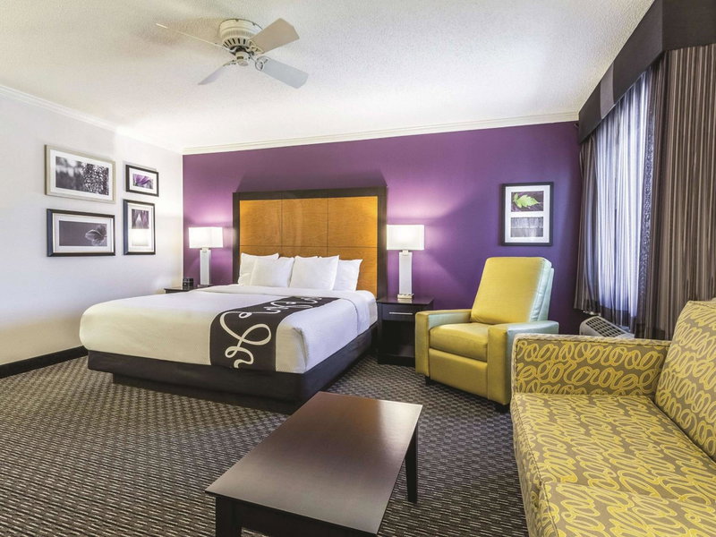 La Quinta Inn & Suites by Wyndham Cleveland - Airport North, Cleveland, United States