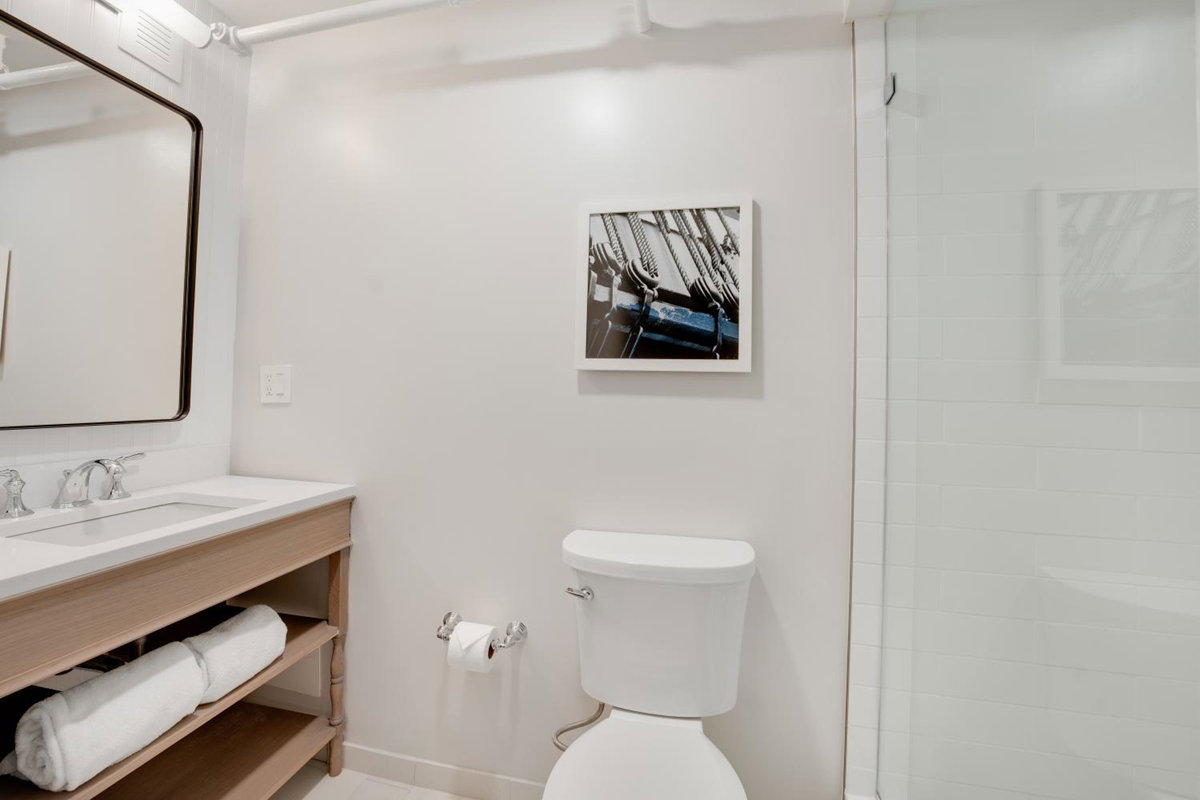 Hotel · Newport Beach Hotel & Suites, Middletown