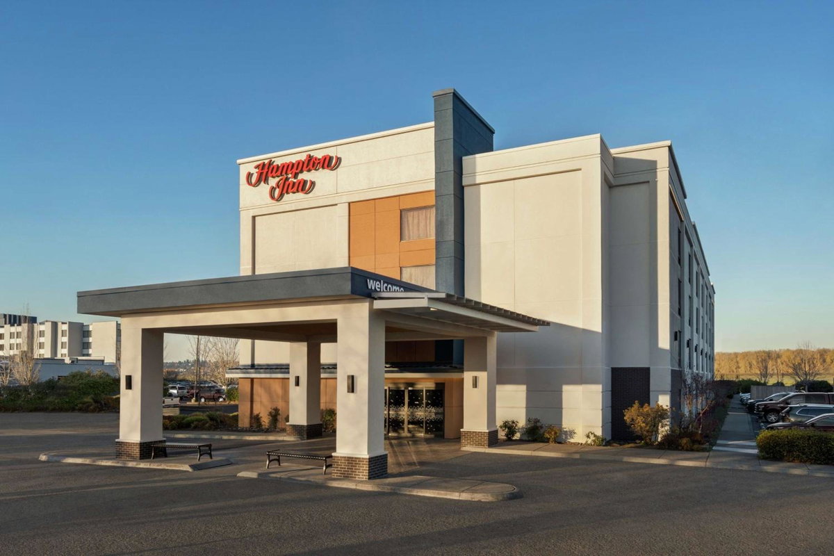 Отель · Hampton Inn Portland Airport, Portland