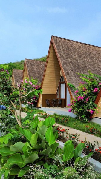 Maya Ocean Resort, Praya, Indonesia