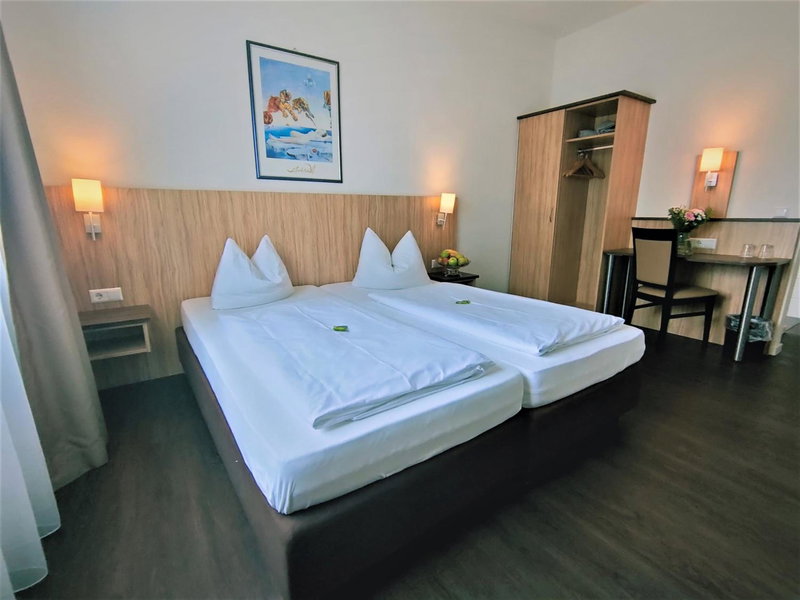 Sport Hotel Kenzingen inklusive Schwimmbad, Sauna und Frühstück nähe Europa-Park, Emmendingen, Germany