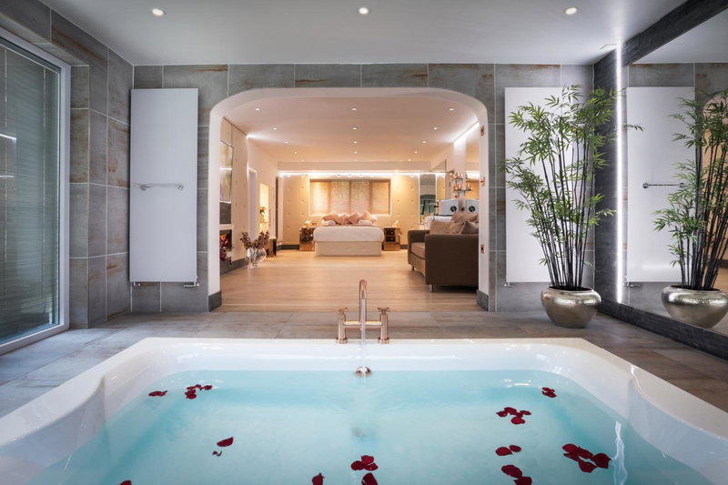 Aphrodites Group - Luxury Hot Tub Suites in Central Lake District!, Bowness-on-Windermere, United Kingdom