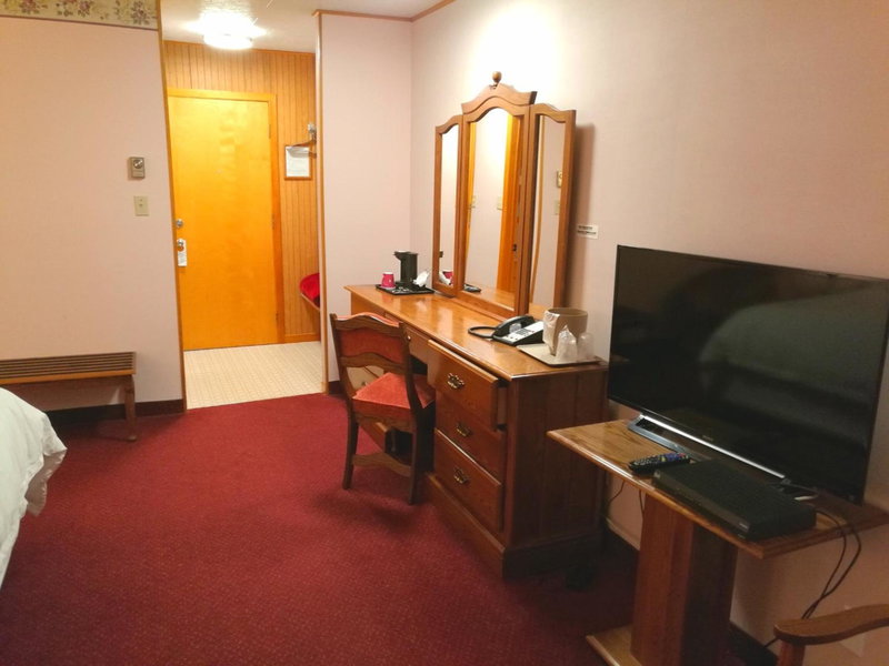 5 Bed Farmhouse with Free Parking & Gym, Swansea, United Kingdom
