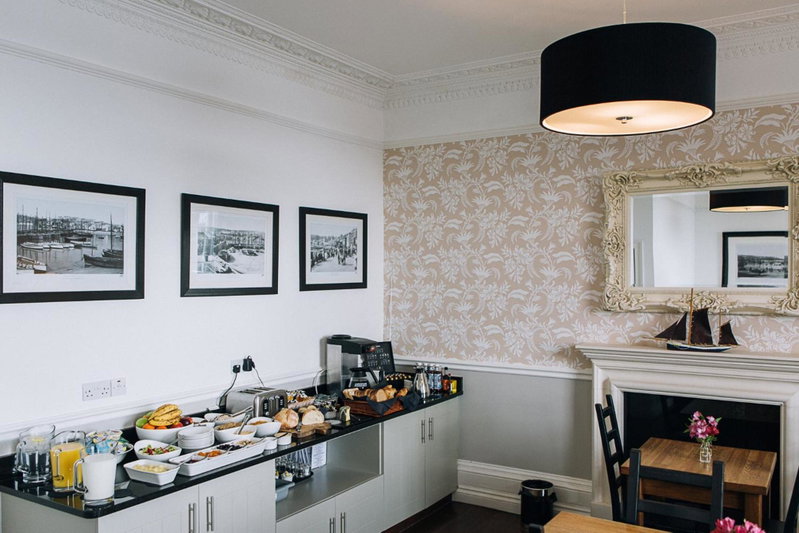 Henry's, 27 The Terrace, St Ives, Великобритания