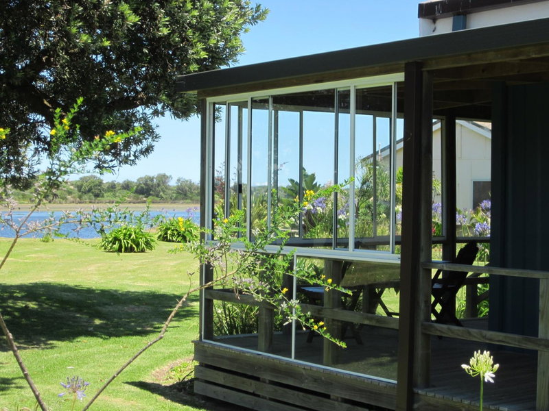 Lakes Entrance Waterfront Cottages with King Beds, Lakes Entrance, Australia