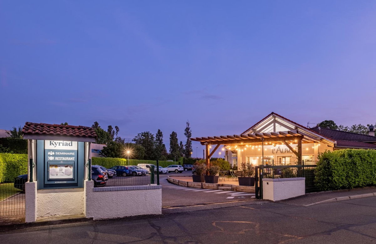 Hotel · Kyriad Lyon Est - Bron Eurexpo Le Cottage, Bron