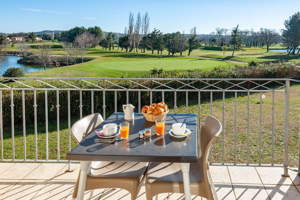 Hotel · ResidHotel Golf Grand Avignon, Vedene