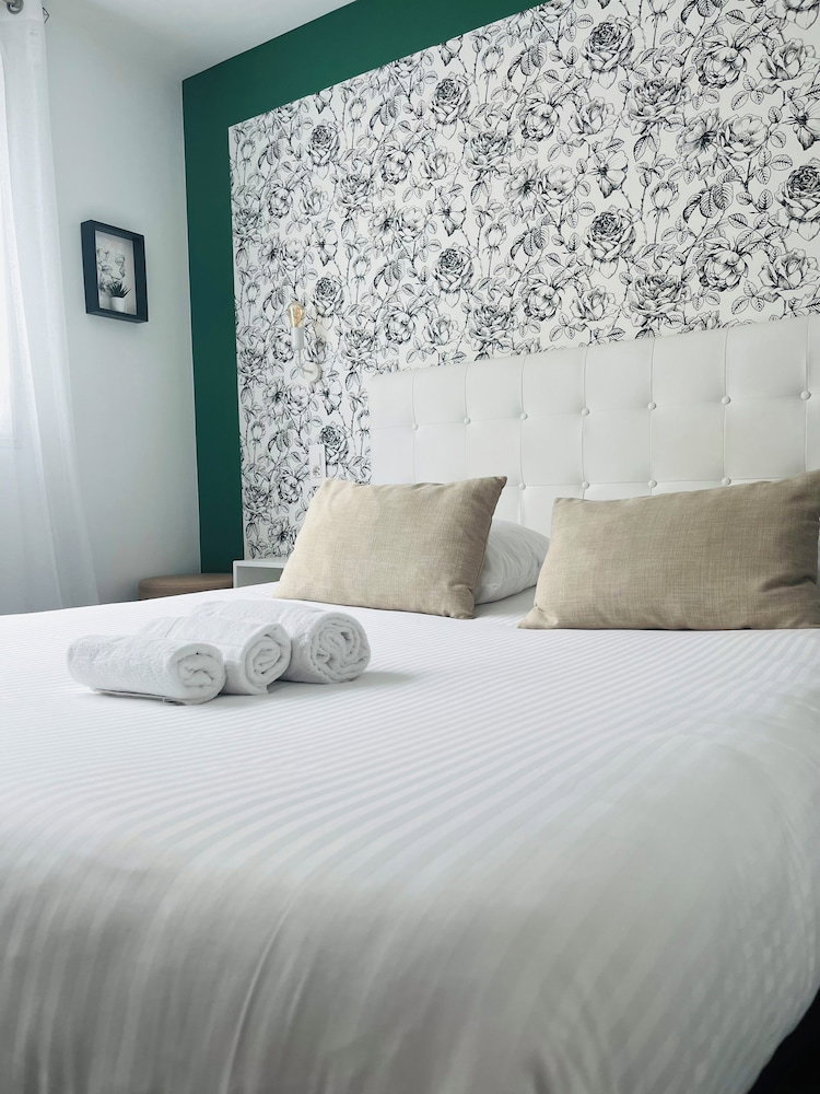 Отель · Hotel Bristol, Caen