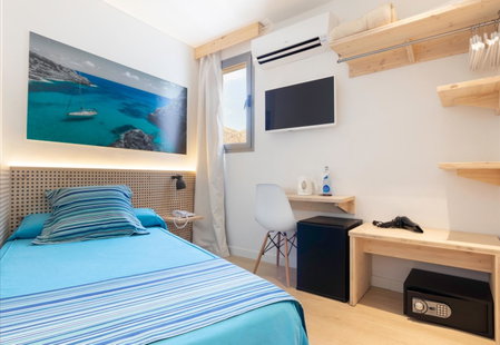 Eolo Affiliated by FERGUS, Port de Pollensa, Spain