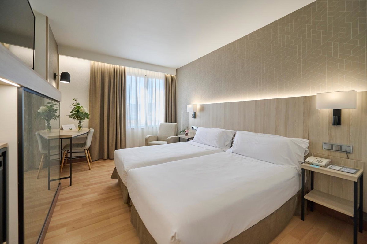 Отель · Hotel Albret, Pamplona