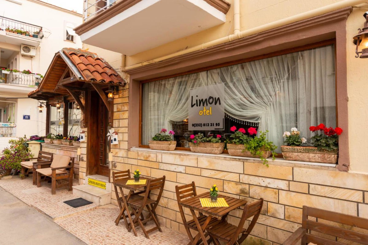 Hotel · Li̇mon Otel Foça, Foca
