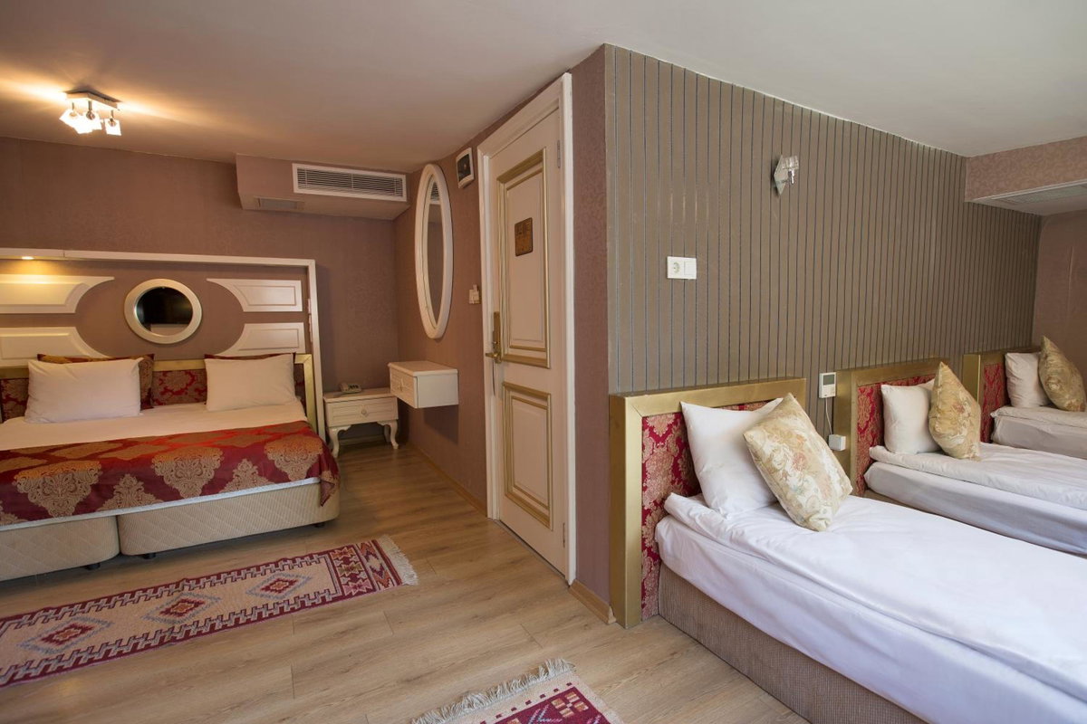Hotel · Hotel Queens Land, Eminoenue