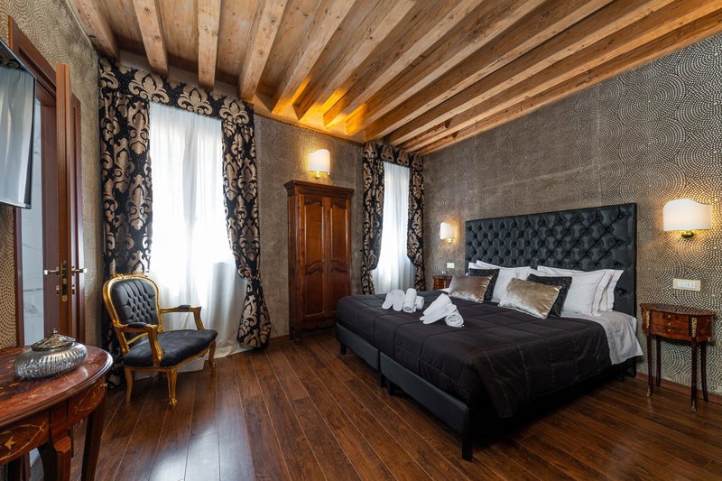 Domus Superior, Venice, Италия