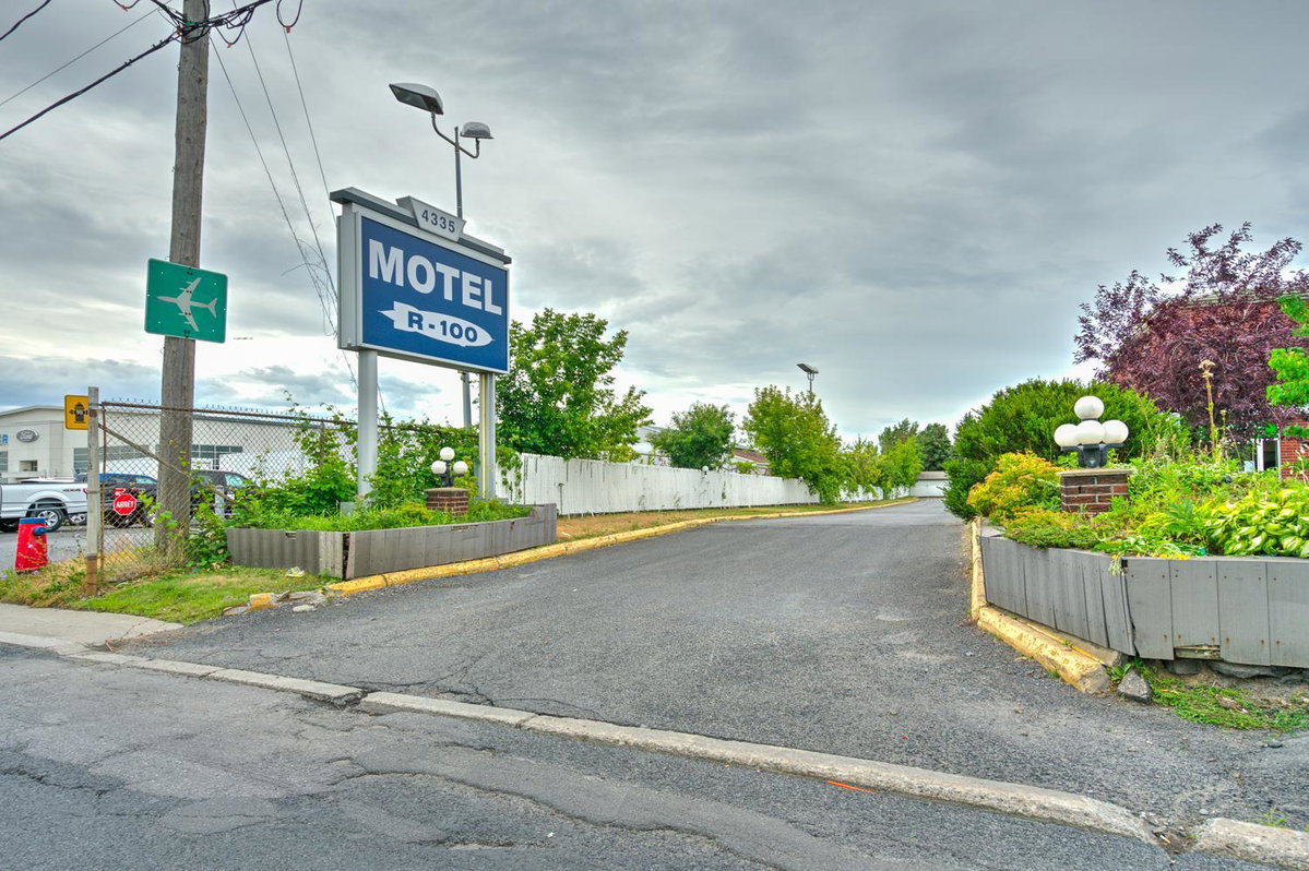 Motel R-100, Canada