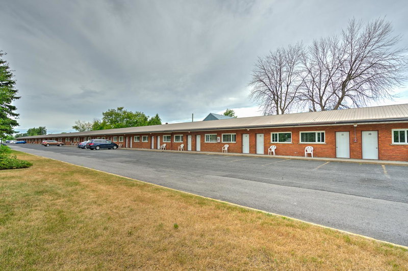 Motel R-100, Longueuil, Canada