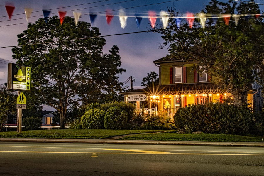 Auberge d'Anjou-Sūrya Café, Petit Rocher, Kanada