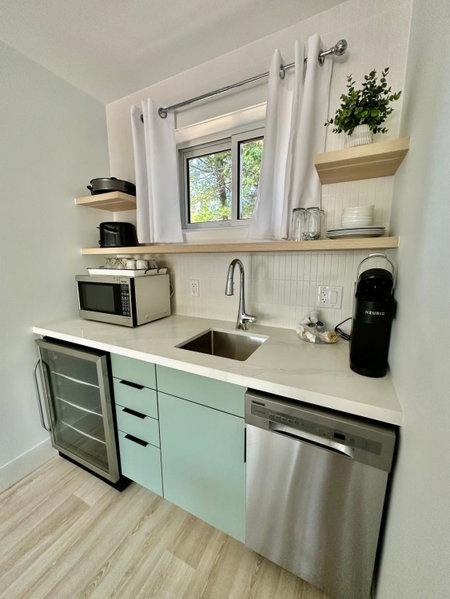 Oasis by the Bay Vacation Suites, Wasaga Beach, Canada