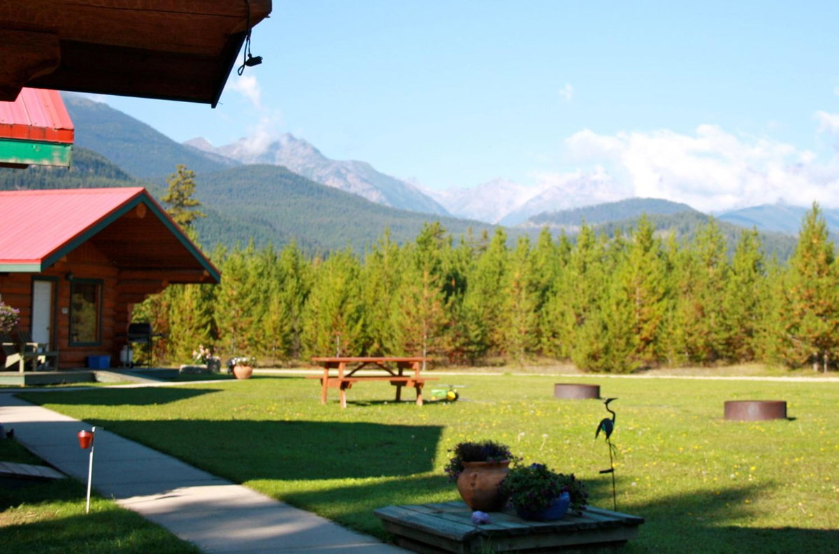 Twin Peaks Hotel Cabins, Canada