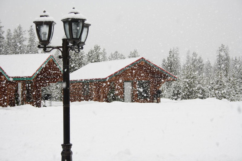 Twin Peaks Hotel Cabins, Valemount, Canada
