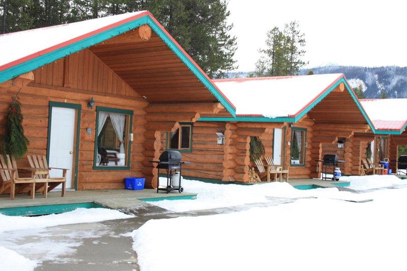 Twin Peaks Hotel Cabins, Valemount, Canada