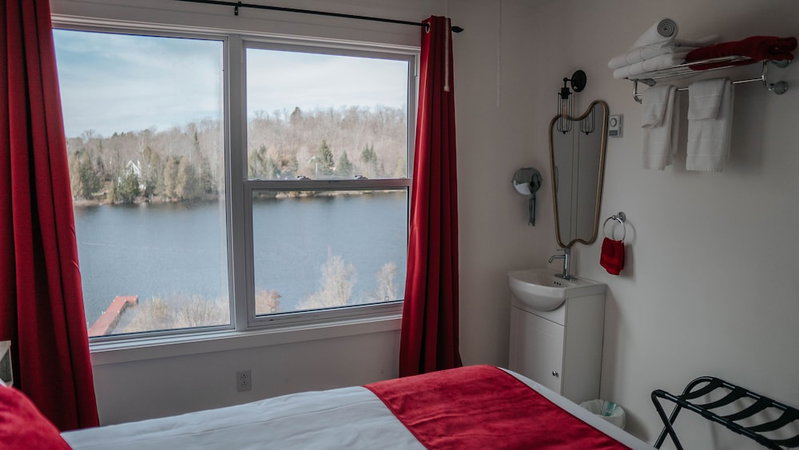 Auberge Lac du Pin Rouge, Saint-Hippolyte, Canada