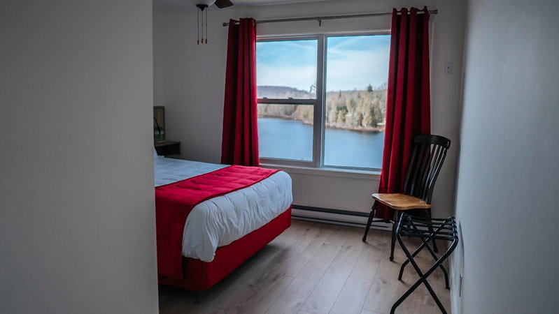 Auberge Lac du Pin Rouge, Saint-Hippolyte, Canada